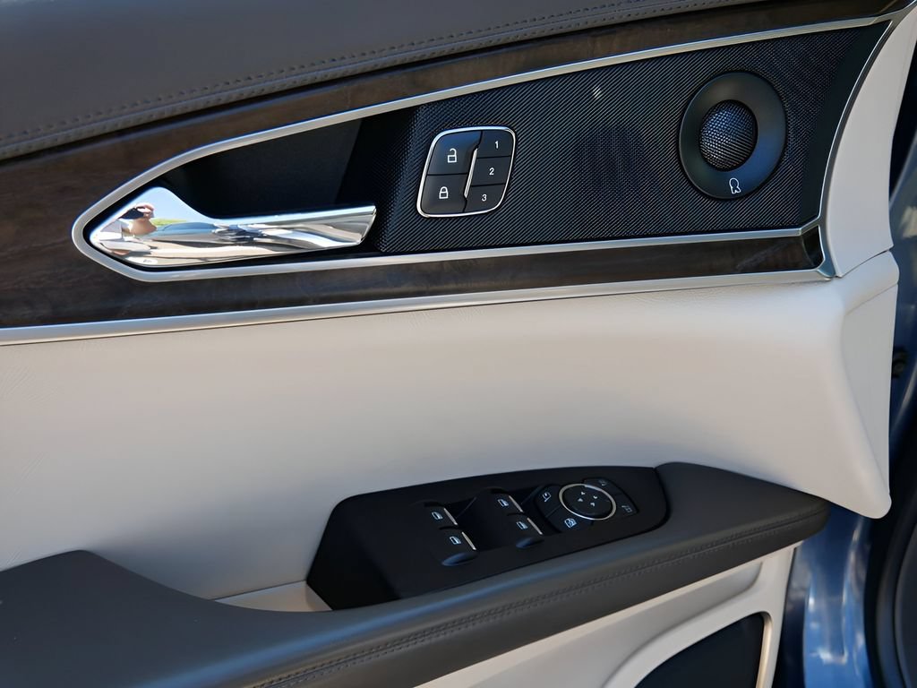 Used 2018 Lincoln MKX Reserve w/ Driver Assistance Package FWD image 17