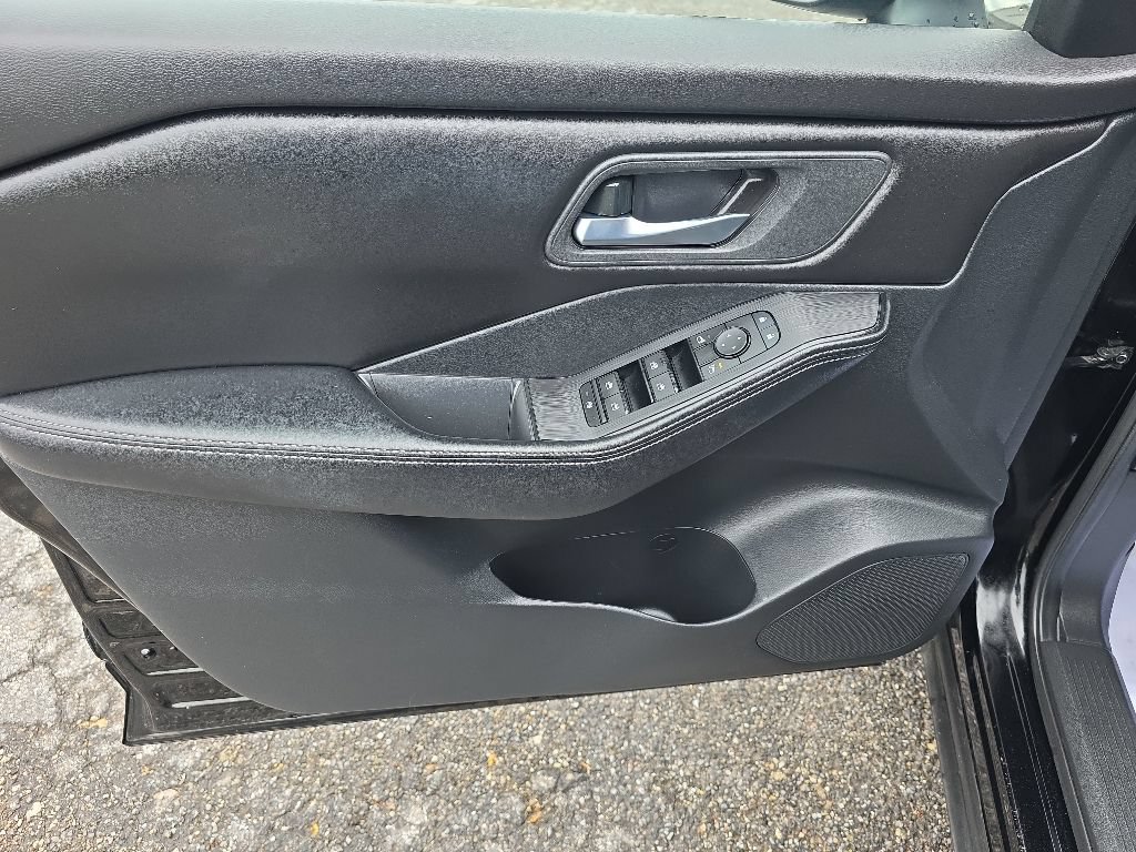 Used 2024 Nissan Rogue SV AWD/4WD image 11