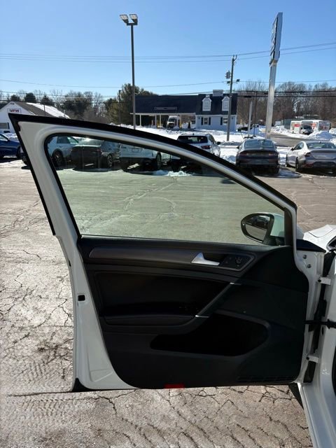 Used 2019 Volkswagen Golf SE image 41