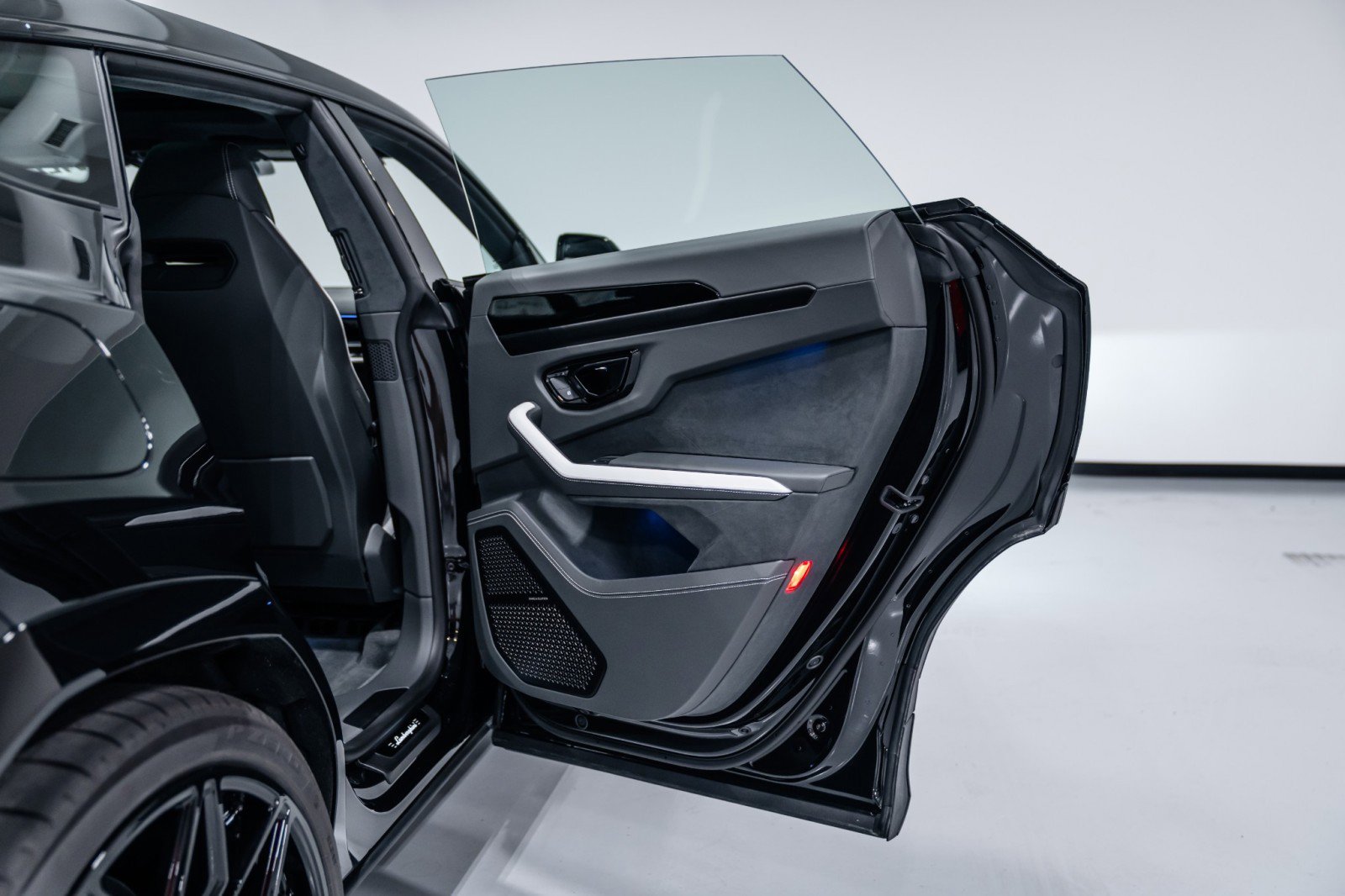 Used 2025 Lamborghini Urus SE image 27