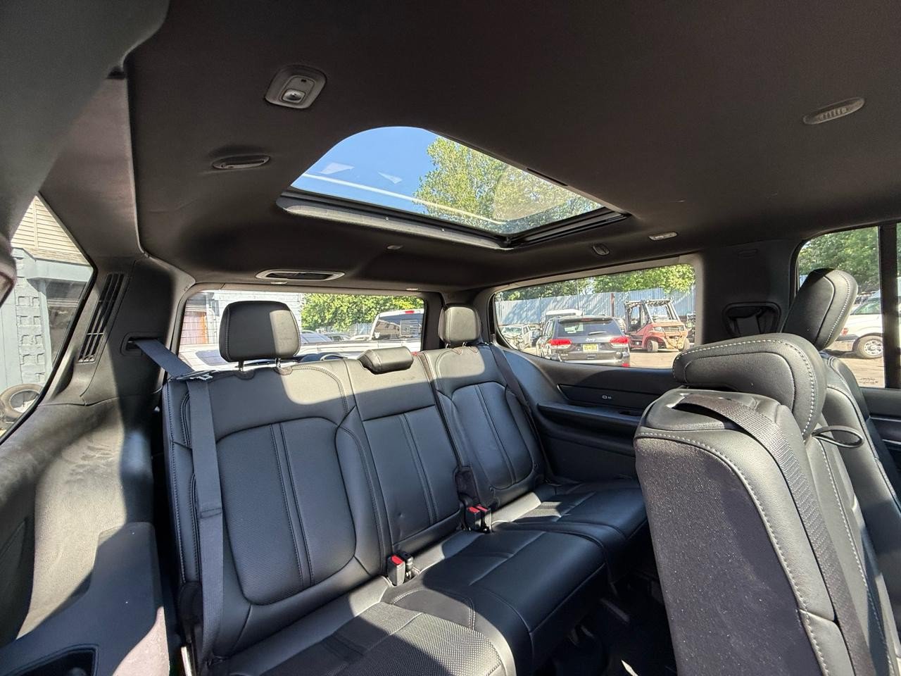 Used 2022 Jeep Wagoneer Series I AWD/4WD image 4