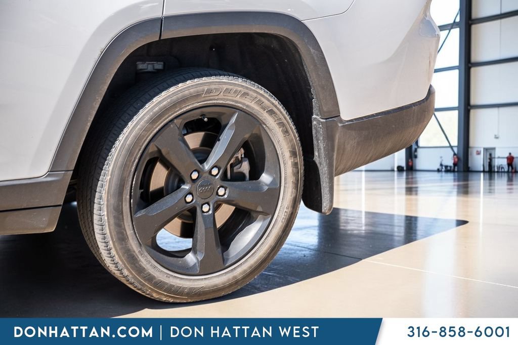 Used 2023 Jeep Grand Cherokee L Laredo AWD/4WD image 37