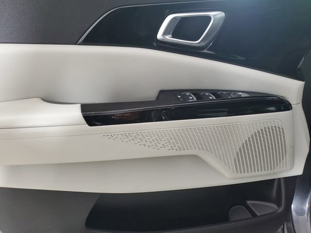 Used 2024 Kia Carnival EX image 19