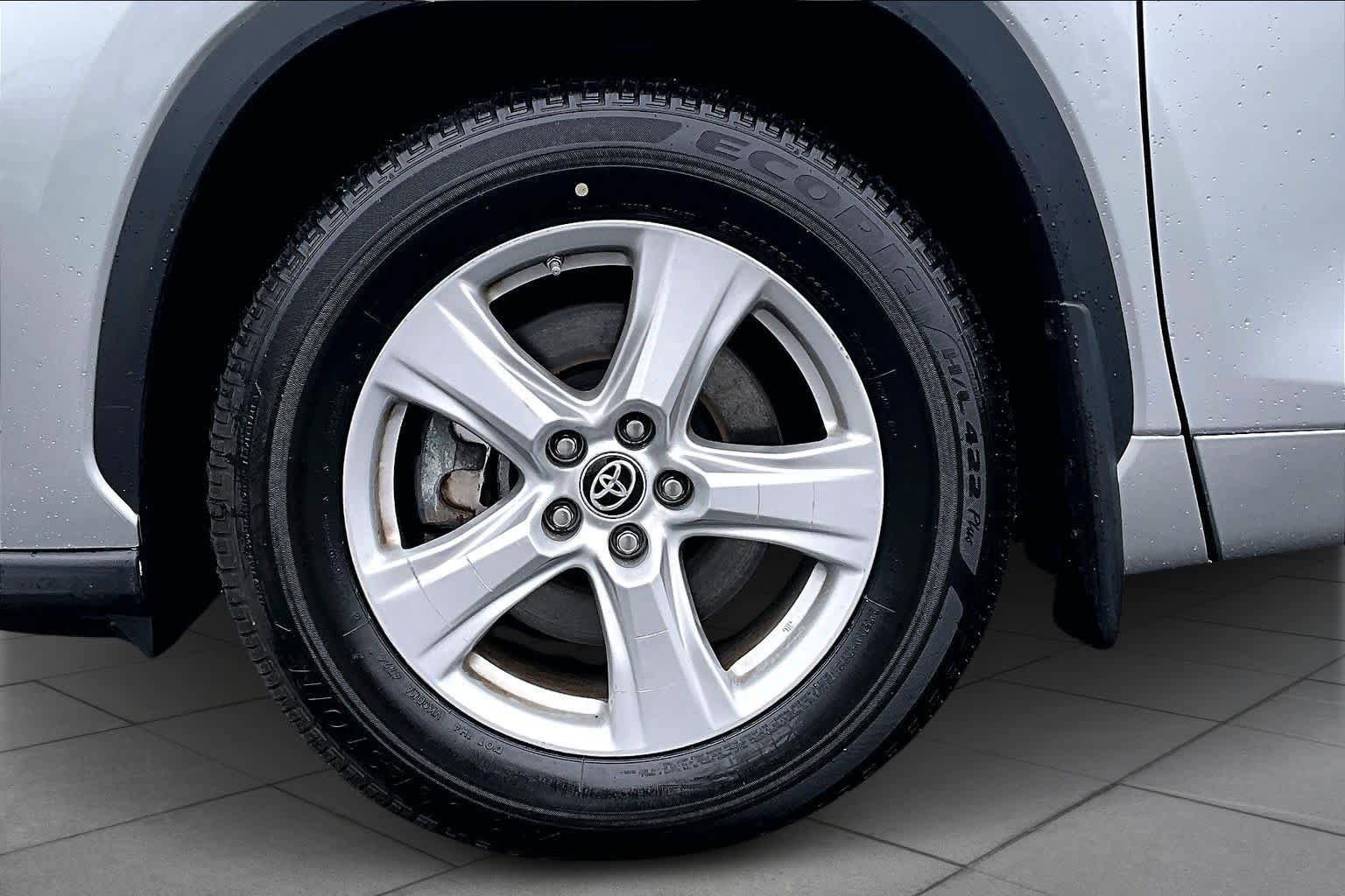Certified 2024 Toyota Highlander LE AWD/4WD image 11