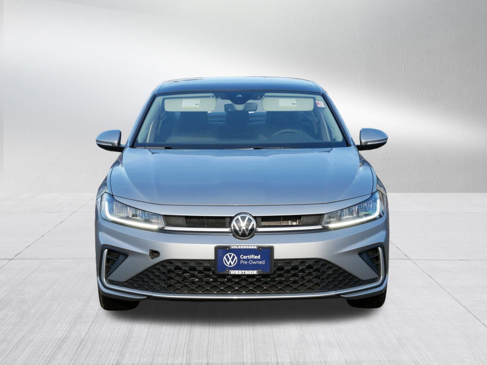 Certified 2025 Volkswagen Jetta SEL image 2