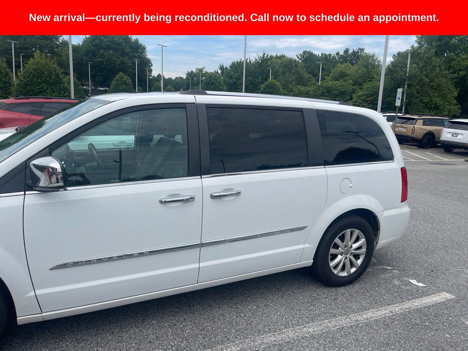 Used 2016 Chrysler Town & Country Limited Platinum FWD image 5