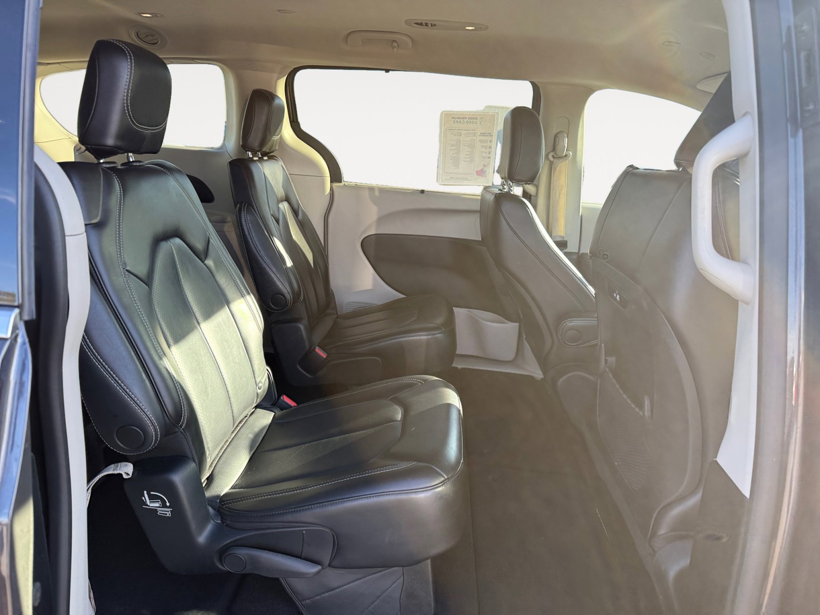 Used 2023 Chrysler Pacifica Touring-L image 18