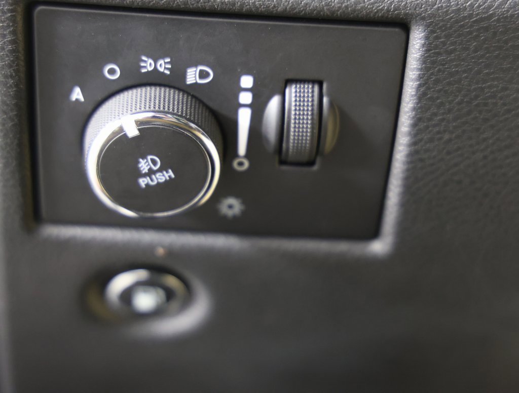 Used 2020 Jeep Grand Cherokee Limited w/ Luxury Group II image 28