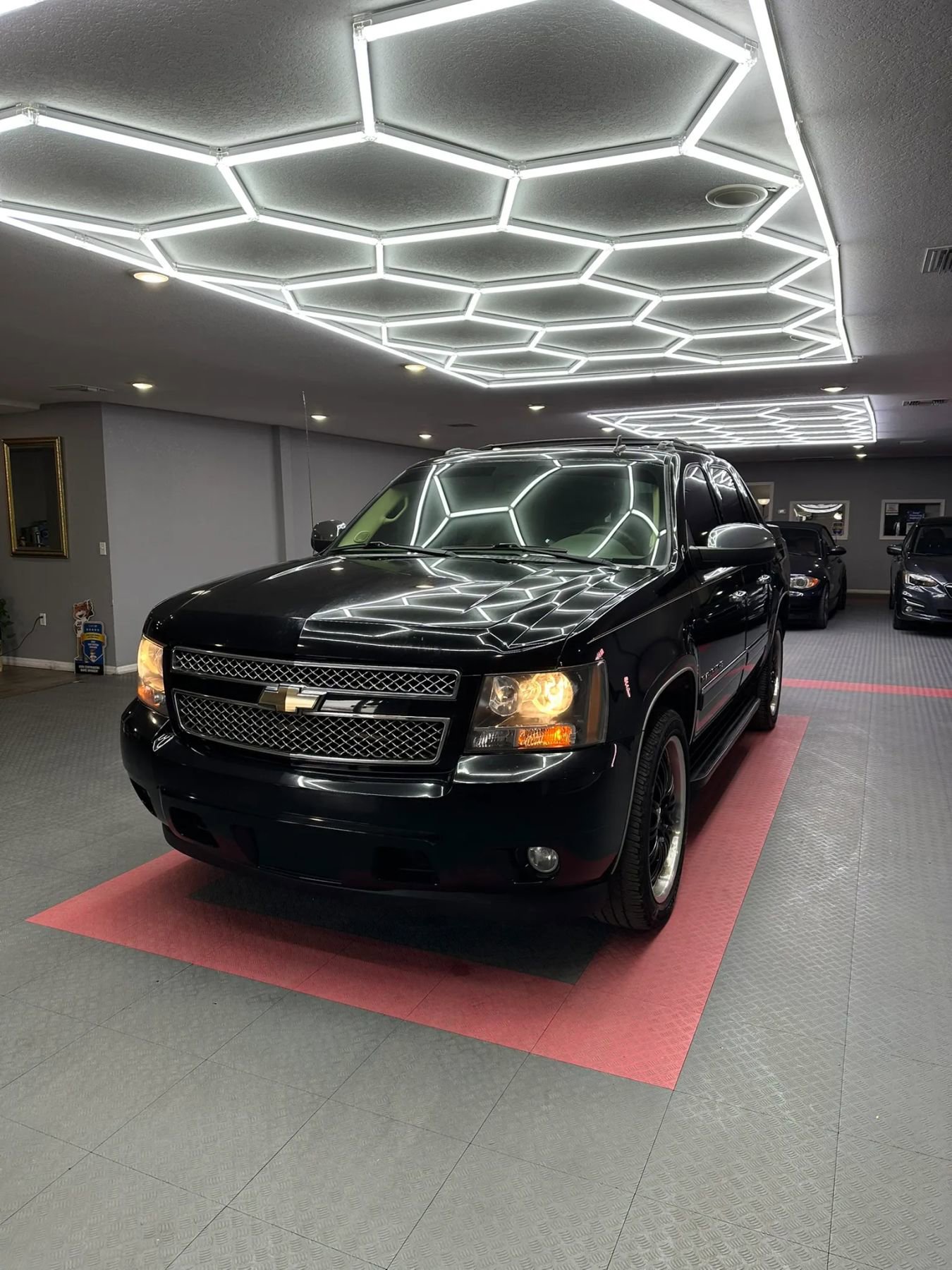 Used 2011 Chevrolet Avalanche LTZ RWD image 3