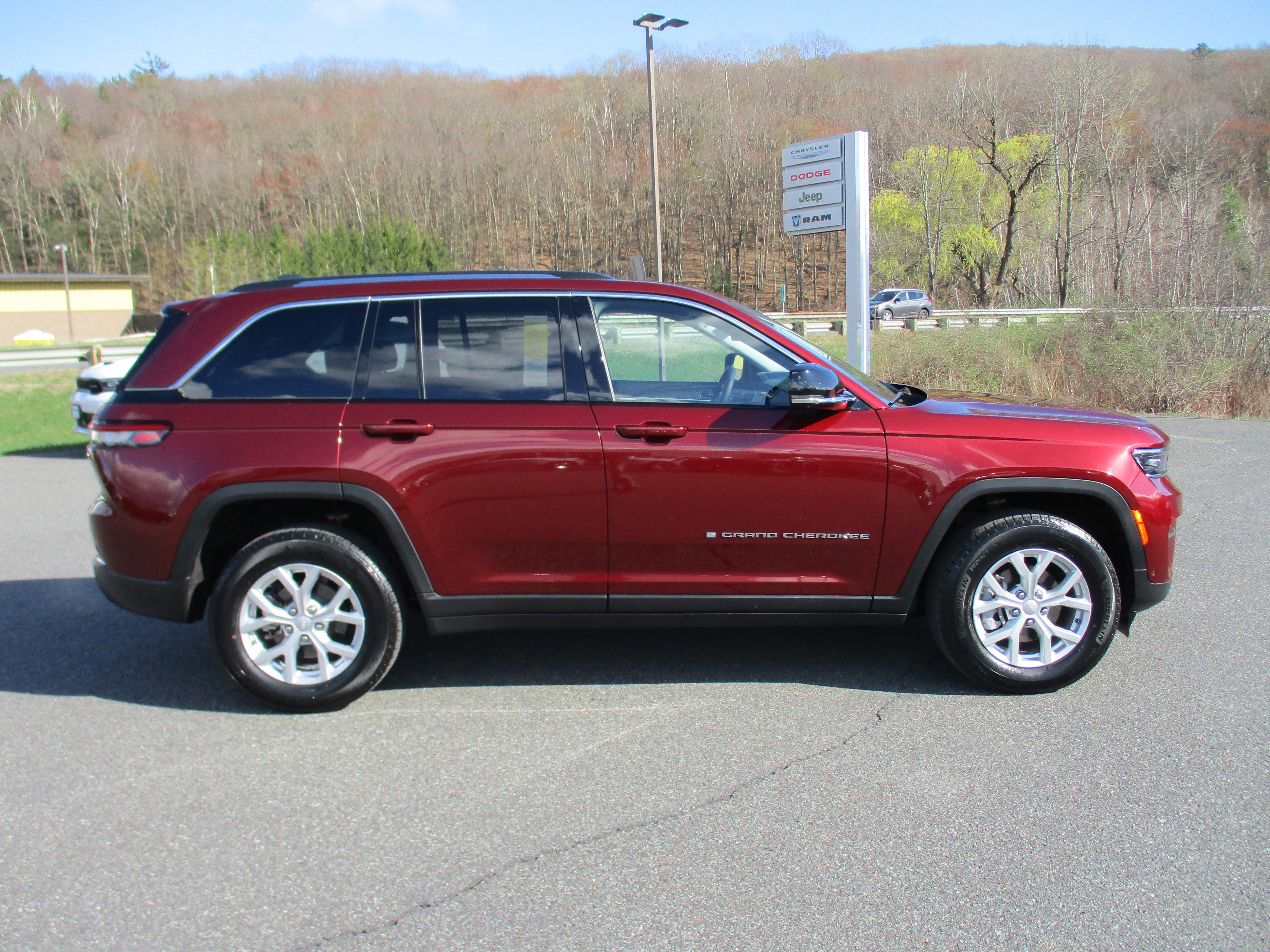Used 2023 Jeep Grand Cherokee Limited w/ Luxury Tech Group II AWD/4WD image 4