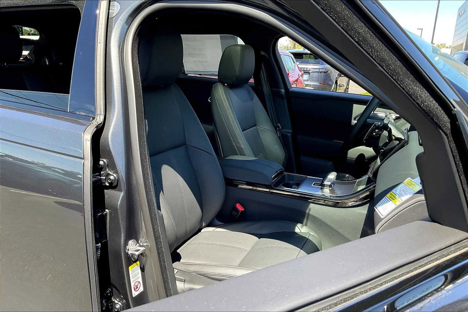 New 2026 Land Rover Range Rover Velar Dynamic SE image 28