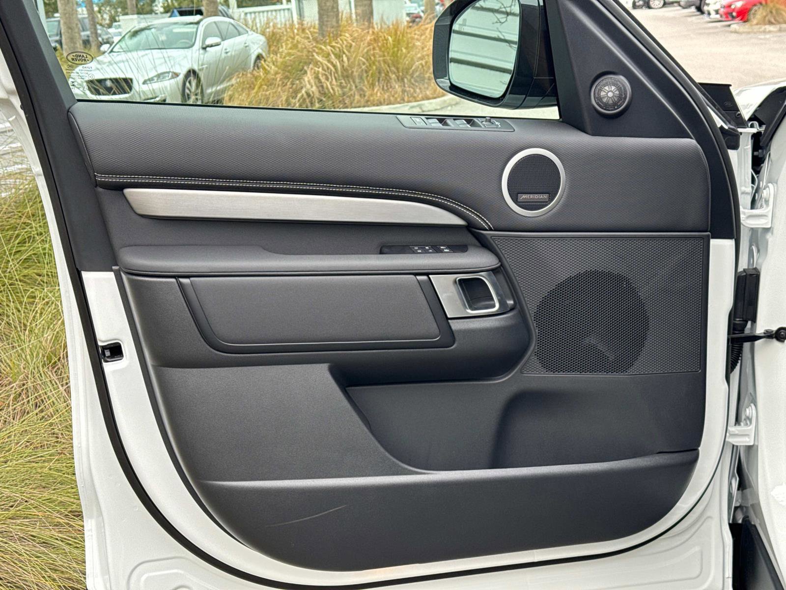 Certified 2025 Land Rover Discovery Dynamic SE image 17