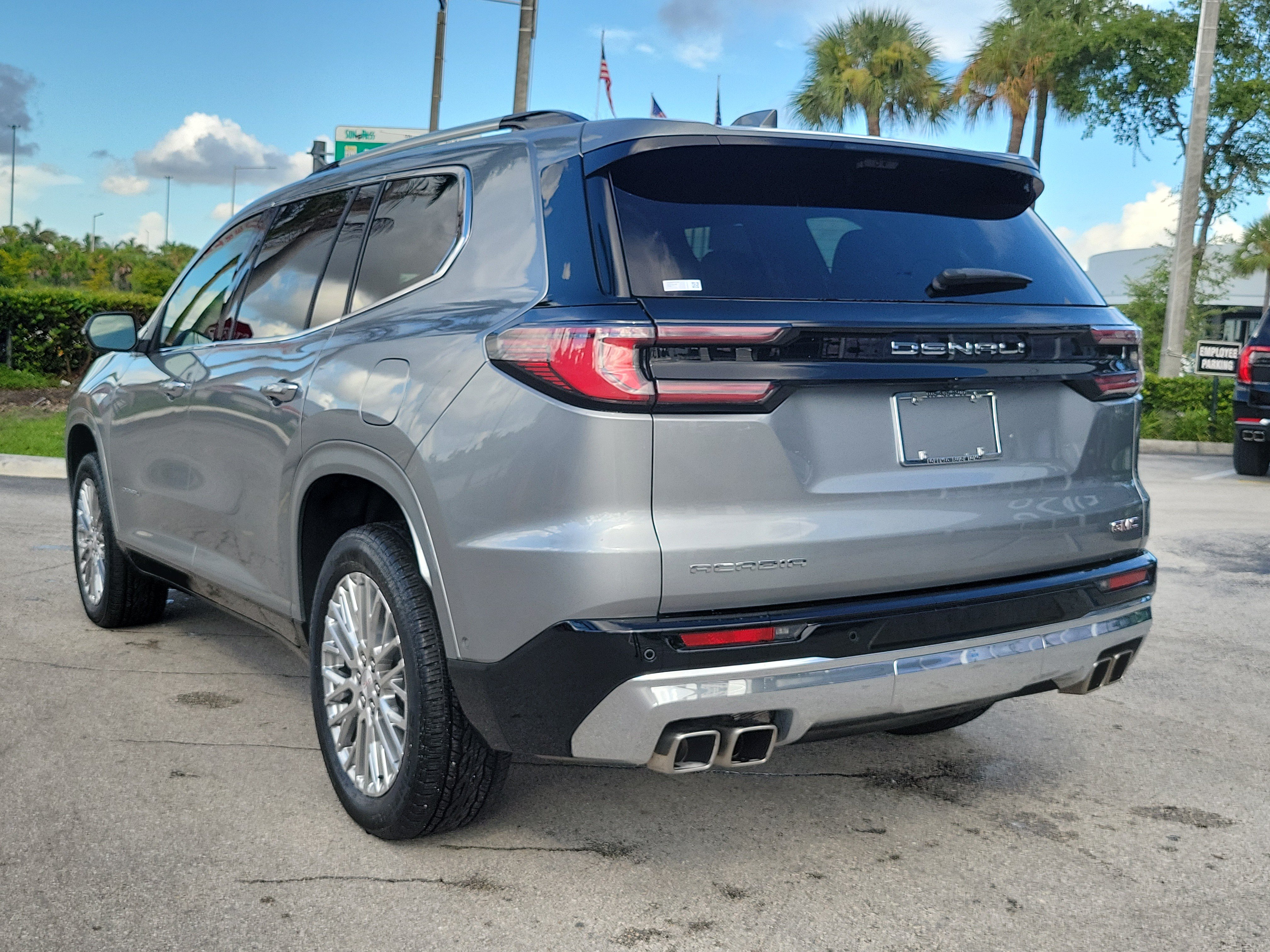 Used 2025 GMC Acadia Denali w/ Super Cruise Package FWD image 7