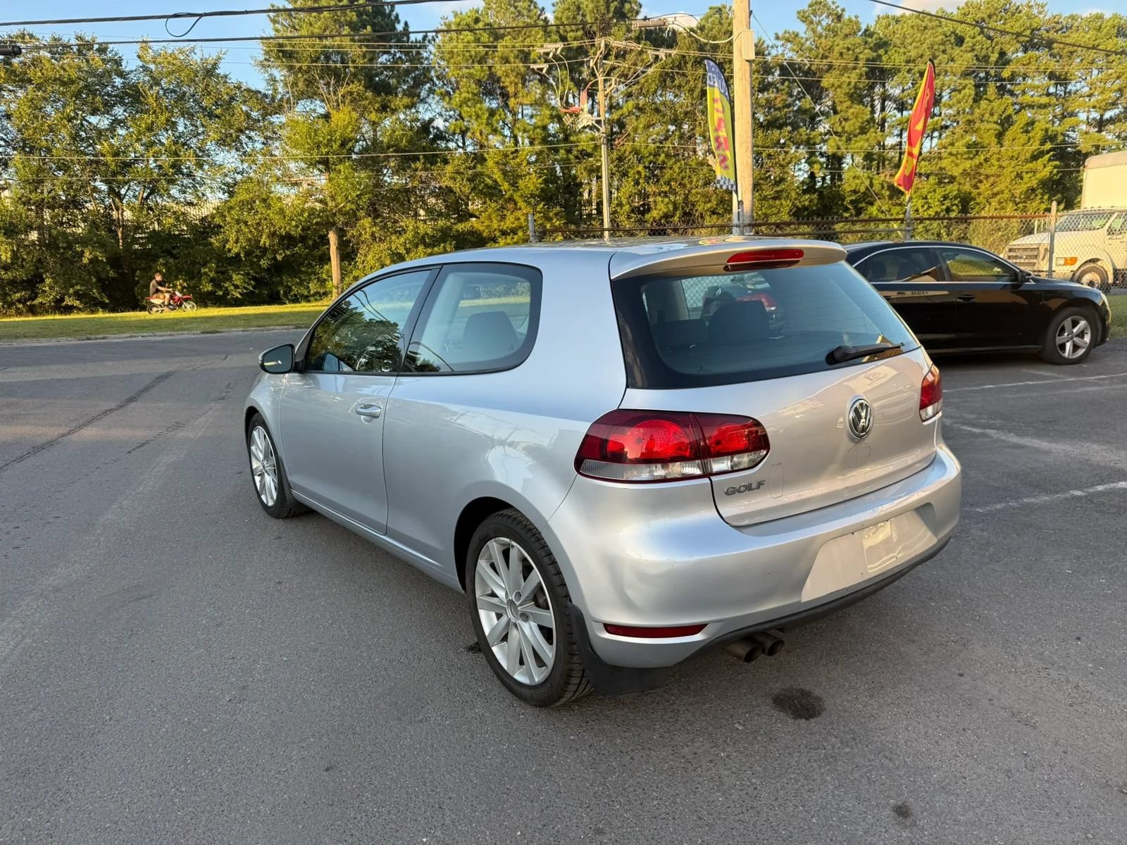 Used 2012 Volkswagen Golf 2-Door FWD image 2