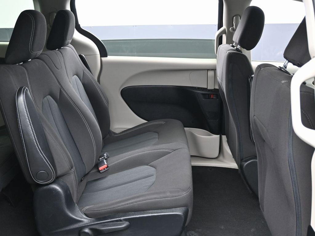 Used 2020 Chrysler Voyager L image 32