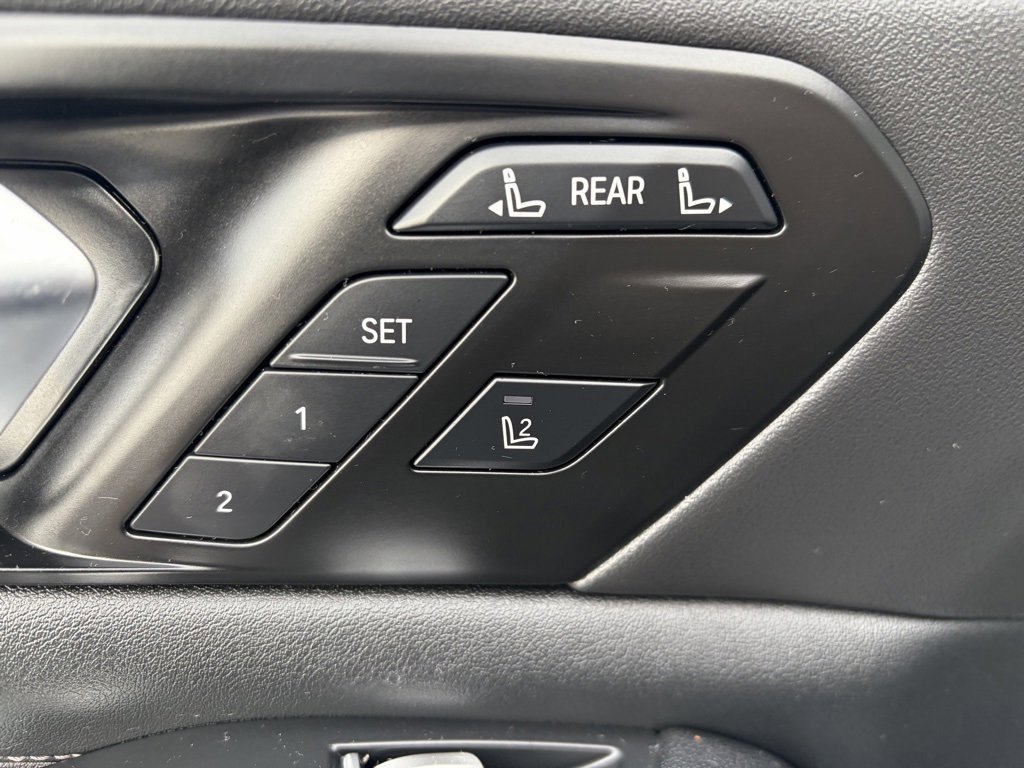 Used 2024 BMW X7 xDrive40i w/ Premium Package image 16