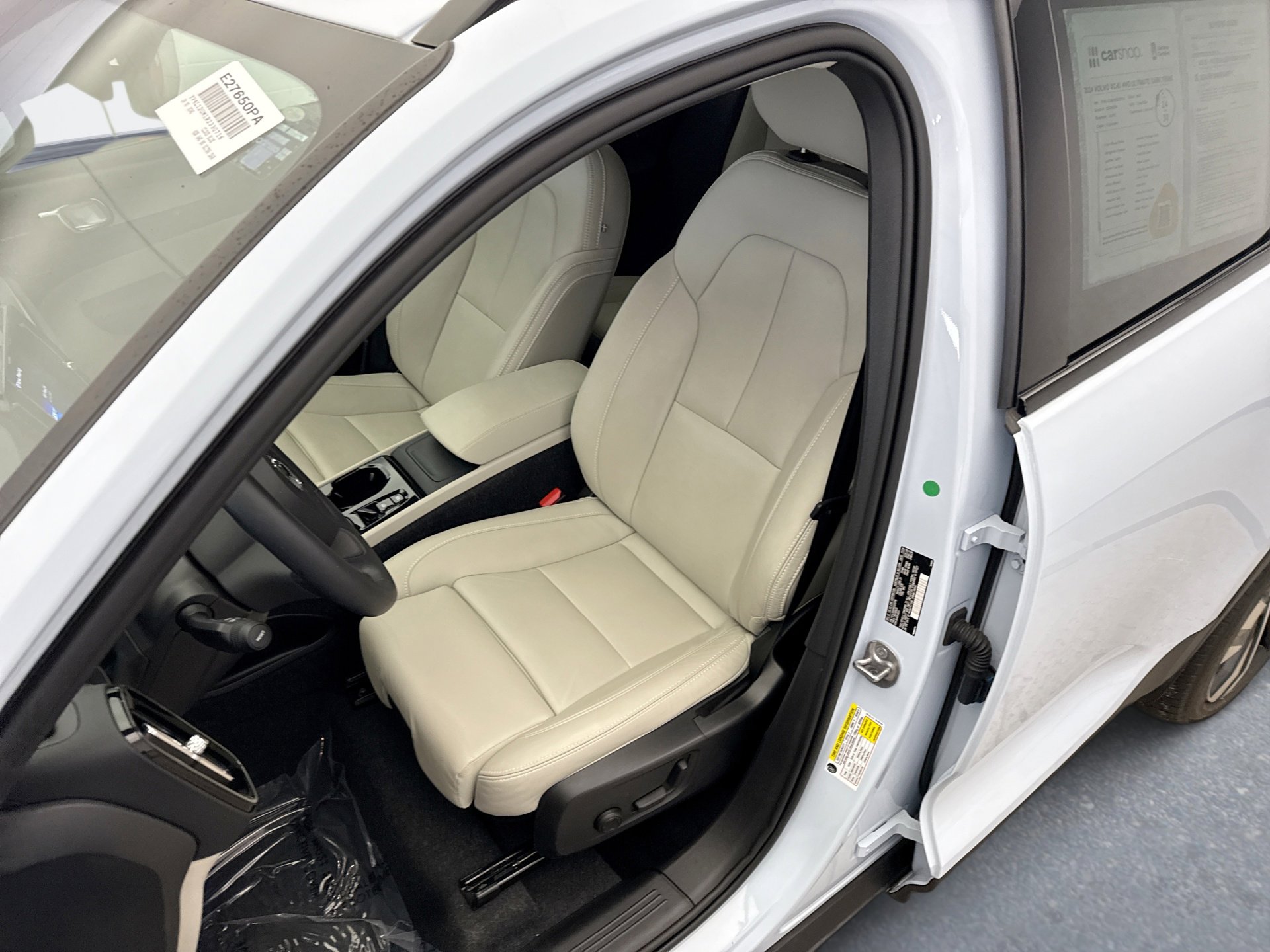 Used 2024 Volvo XC40 B5 Ultimate image 11