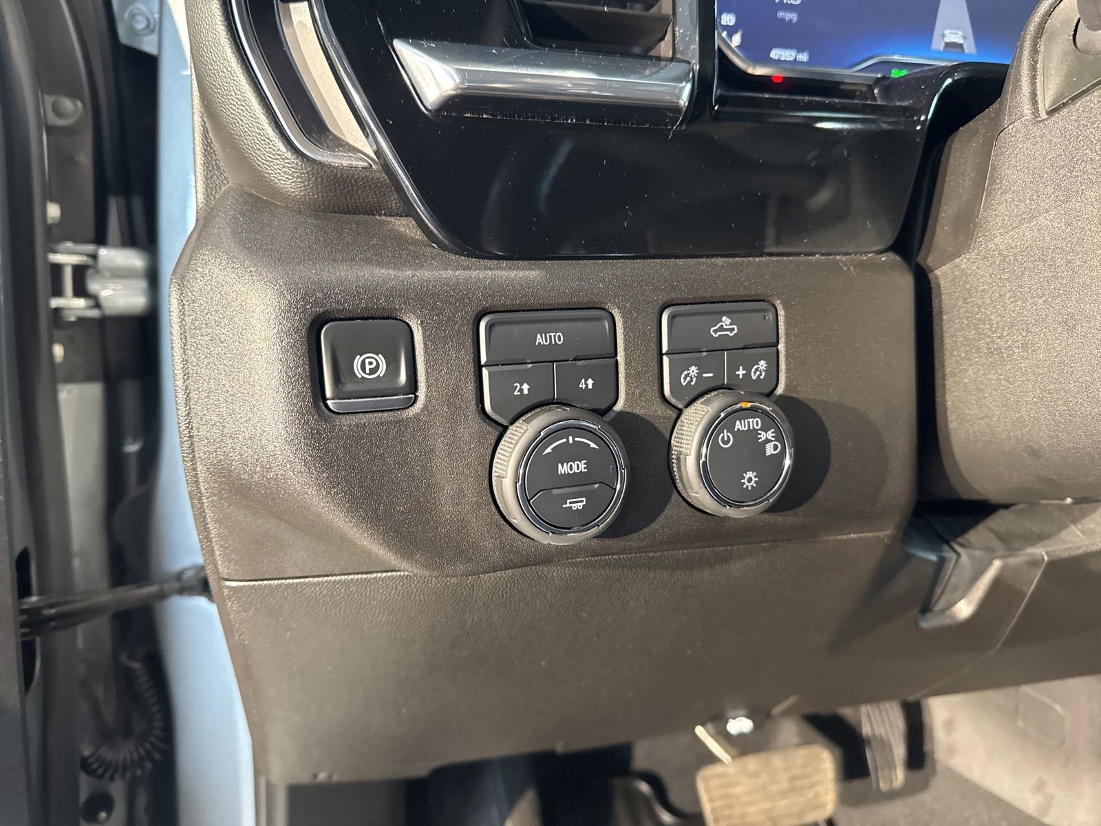 Used 2025 Chevrolet Silverado 1500 LT image 25