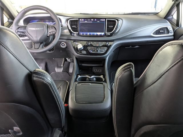 Used 2025 Chrysler Pacifica Limited FWD image 15