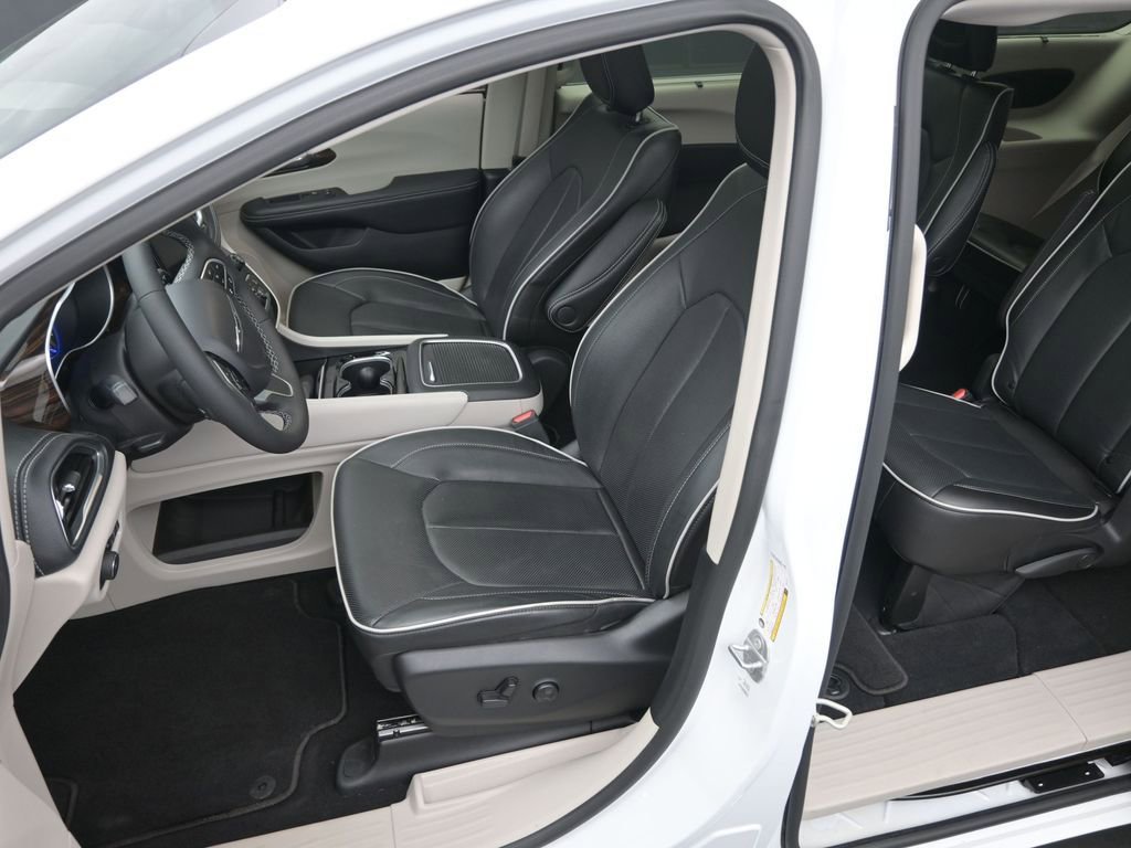 Used 2023 Chrysler Pacifica Limited AWD/4WD image 11