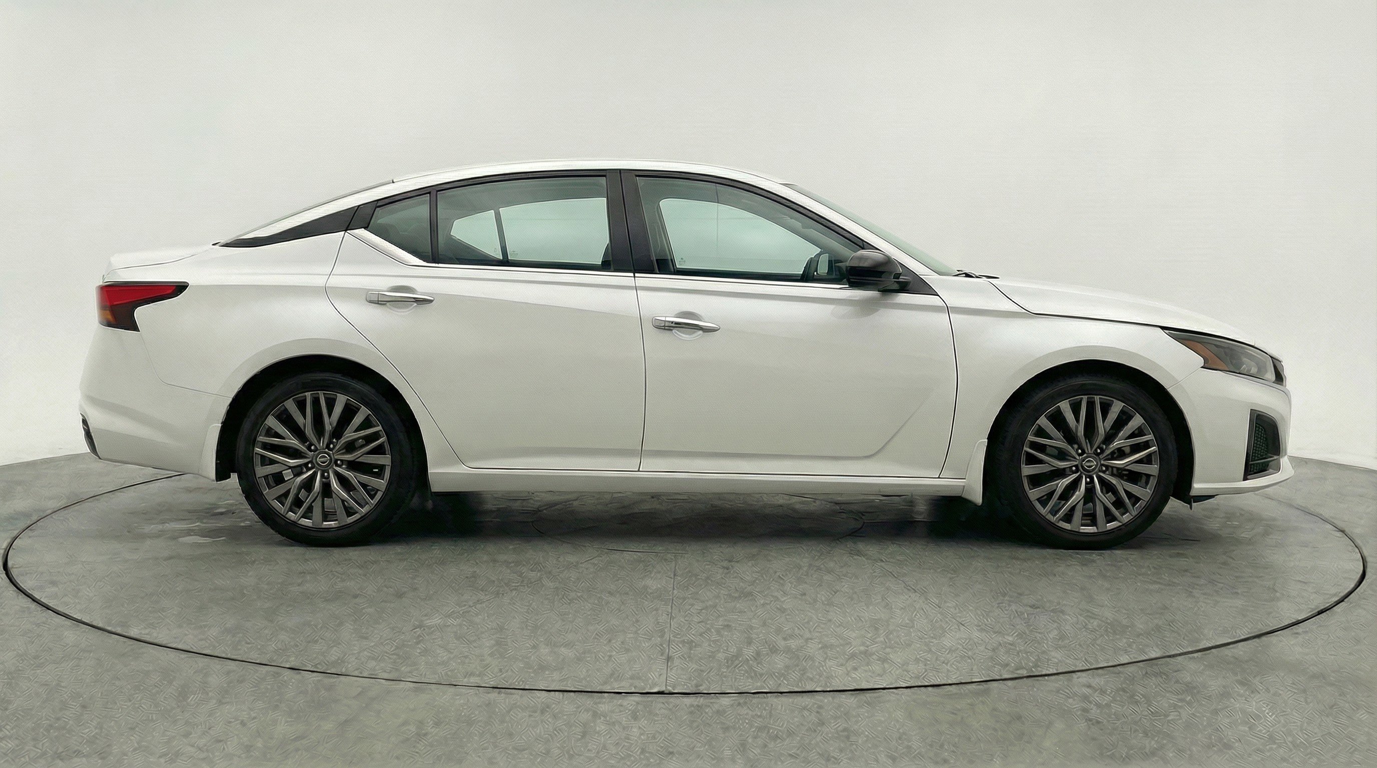 Used 2025 Nissan Altima 2.5 SV FWD image 11