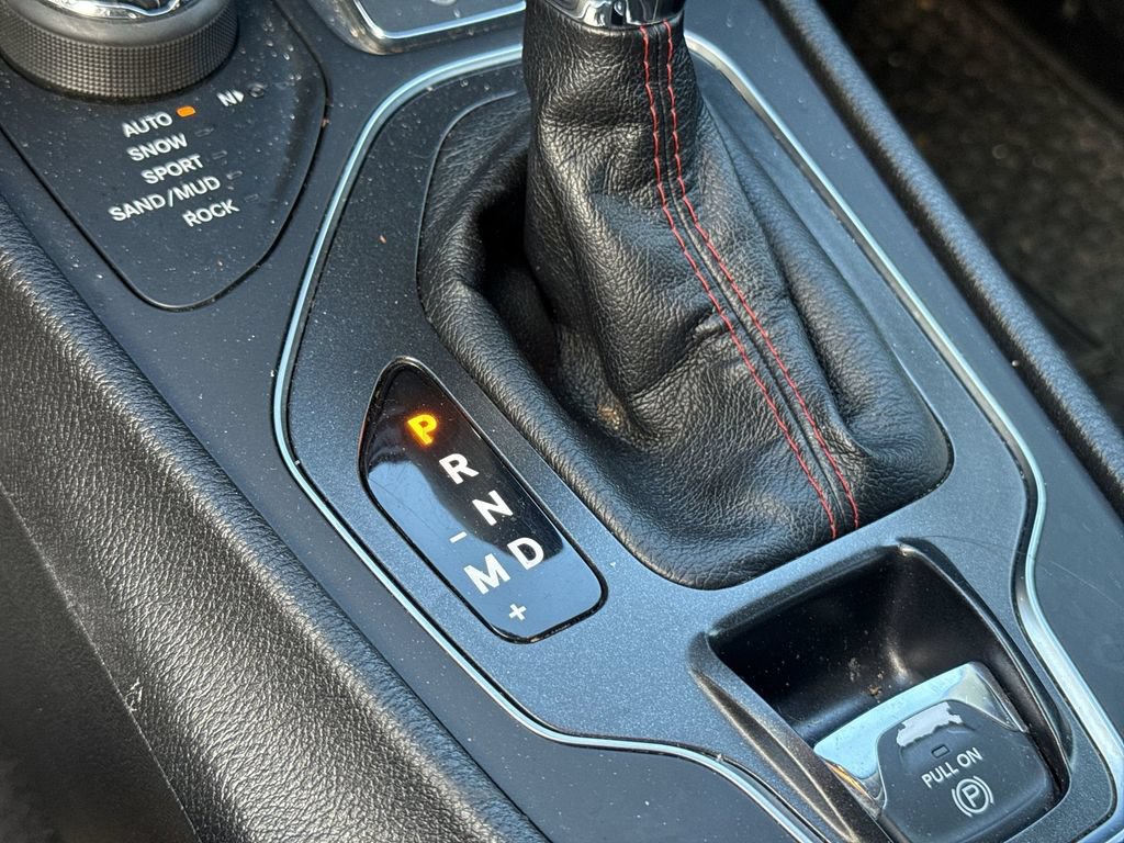 Used 2019 Jeep Cherokee Trailhawk w/ Comfort/Convenience Group AWD/4WD image 26