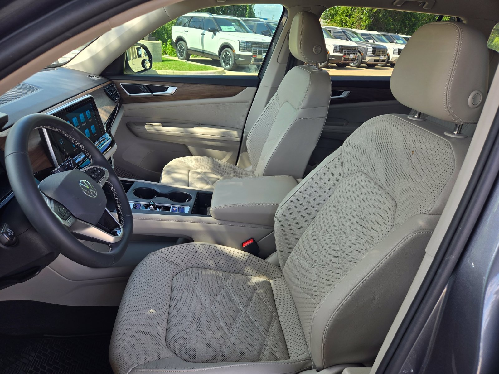 Used 2024 Volkswagen Atlas SE FWD image 24