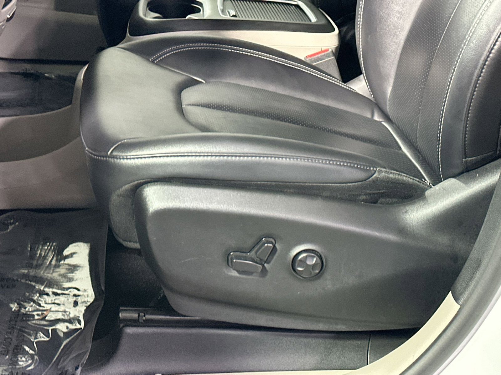 Used 2024 Chrysler Pacifica Touring-L image 14