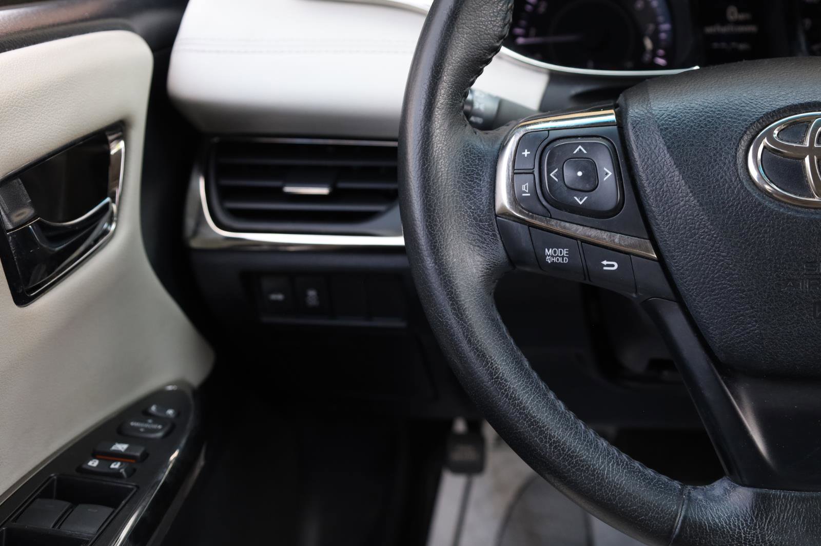 Used 2013 Toyota Avalon XLE FWD image 32