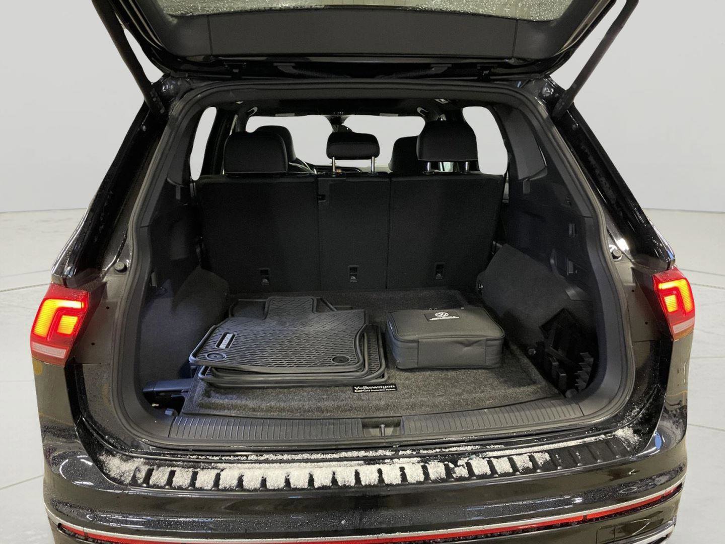 Used 2023 Volkswagen Tiguan SEL R-Line image 9