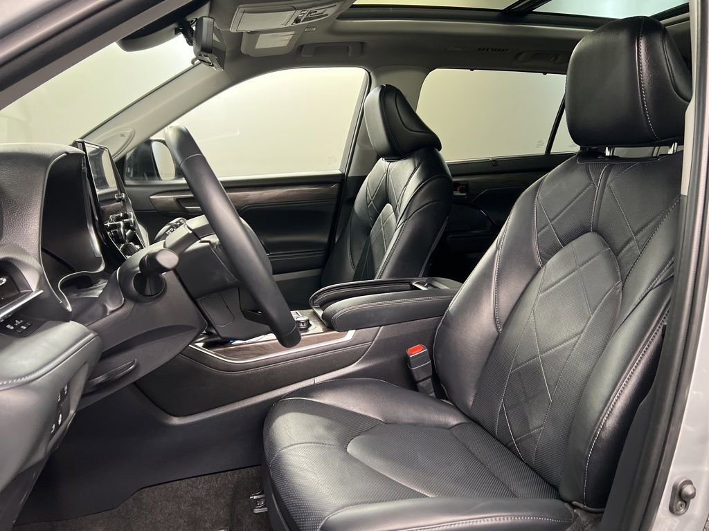 Used 2024 Toyota Highlander Platinum image 29