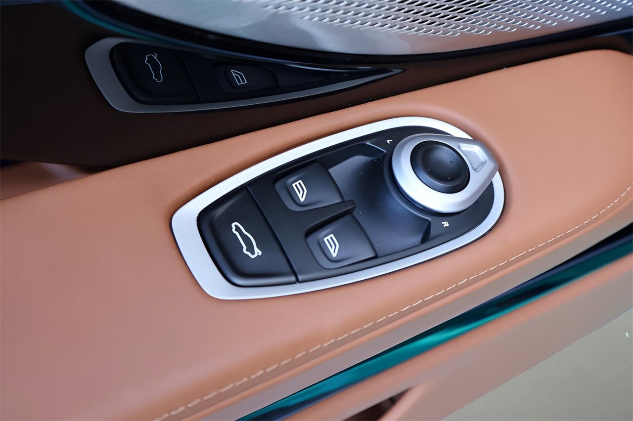 Used 2025 Aston Martin DB12 Coupe image 13