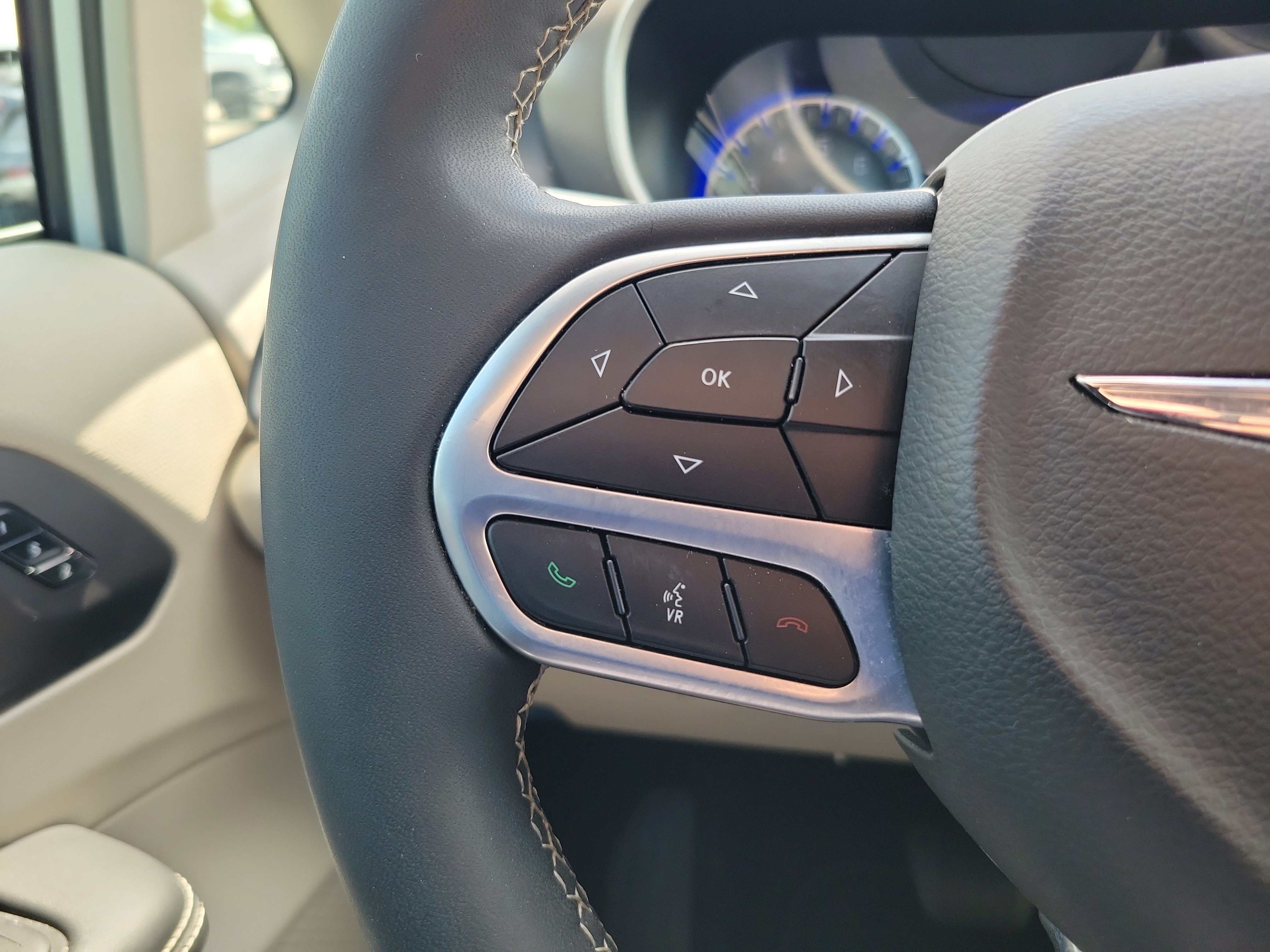 Used 2024 Chrysler Pacifica Touring-L FWD image 17