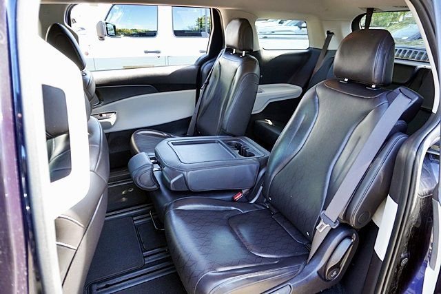 Used 2024 Kia Carnival LX FWD image 16