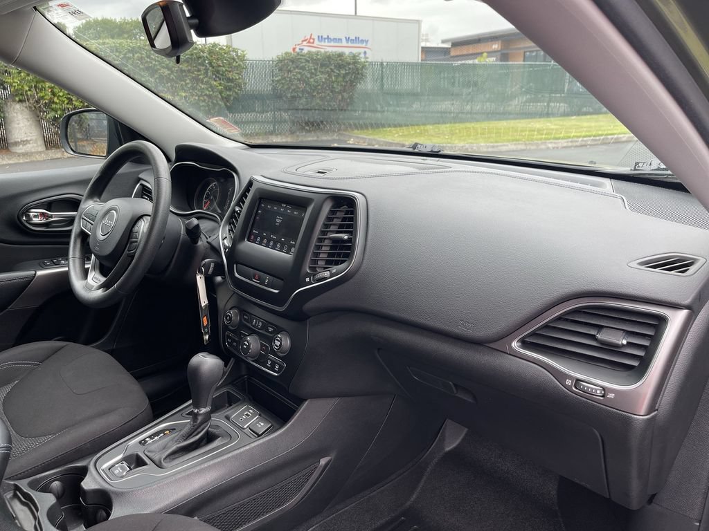 Used 2021 Jeep Cherokee Latitude FWD image 26