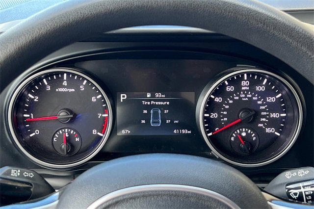 Used 2023 Kia Carnival LX image 32
