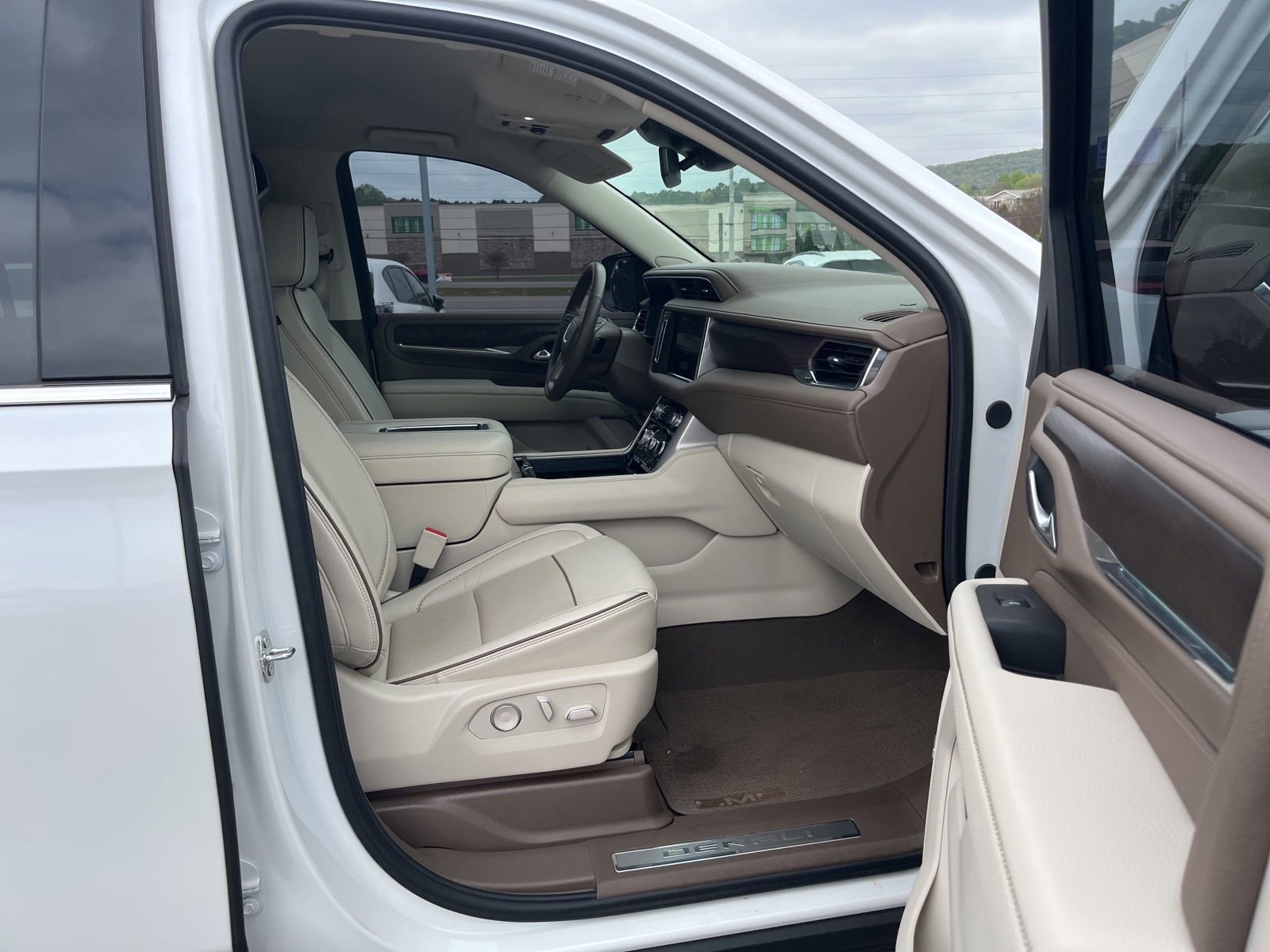 Used 2024 GMC Yukon XL Denali image 41