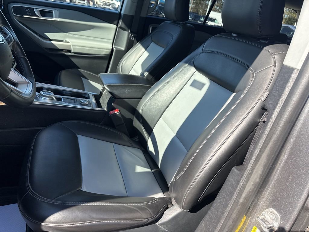 Used 2022 Ford Explorer XLT w/ Equipment Group 202A image 8