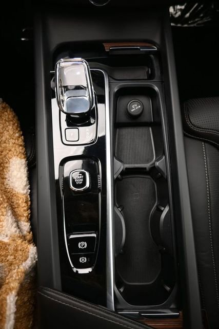 Used 2023 Volvo XC60 B6 Ultimate w/ Protection Package Premier image 11