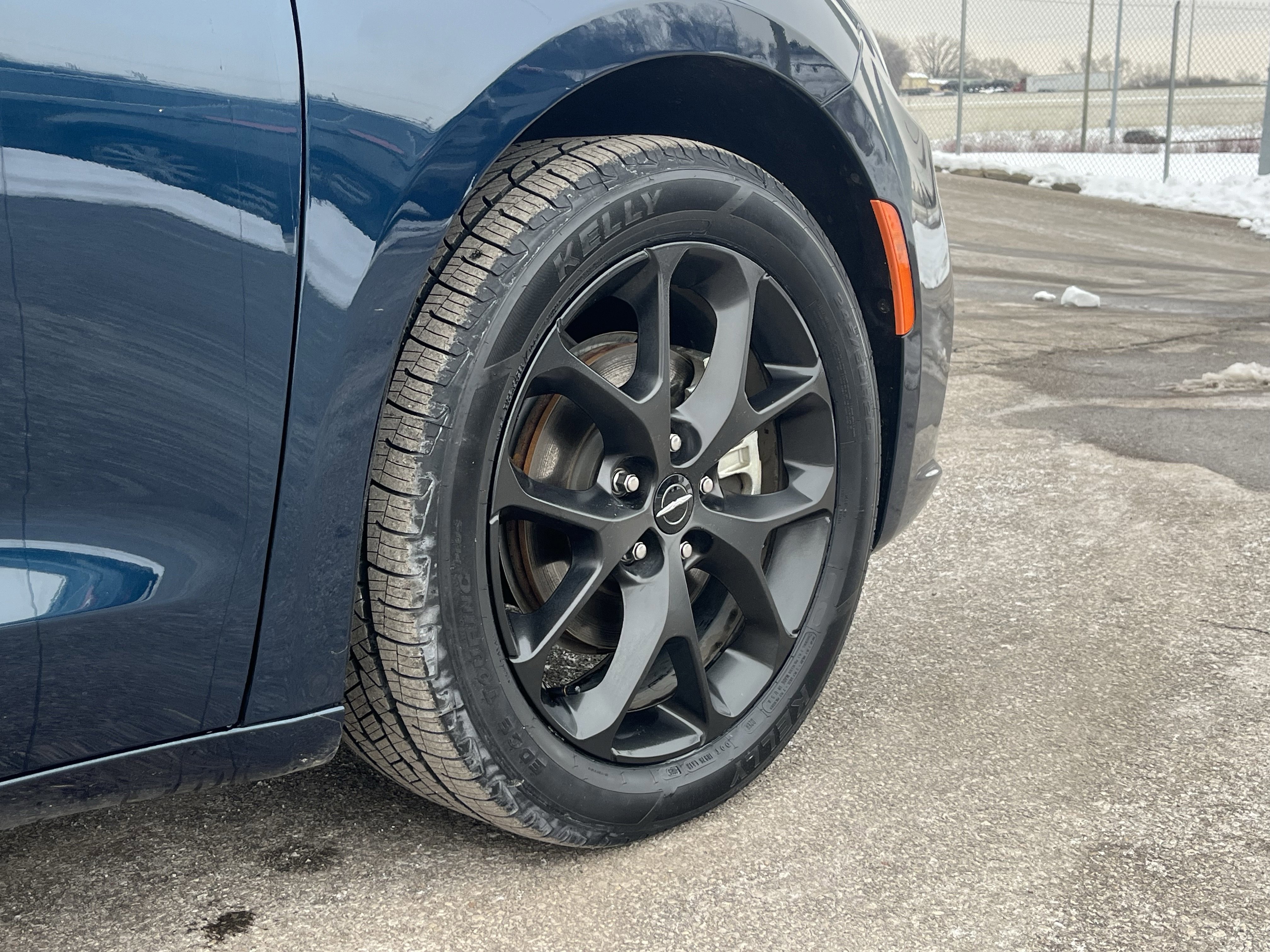 Used 2025 Chrysler Pacifica Limited image 36