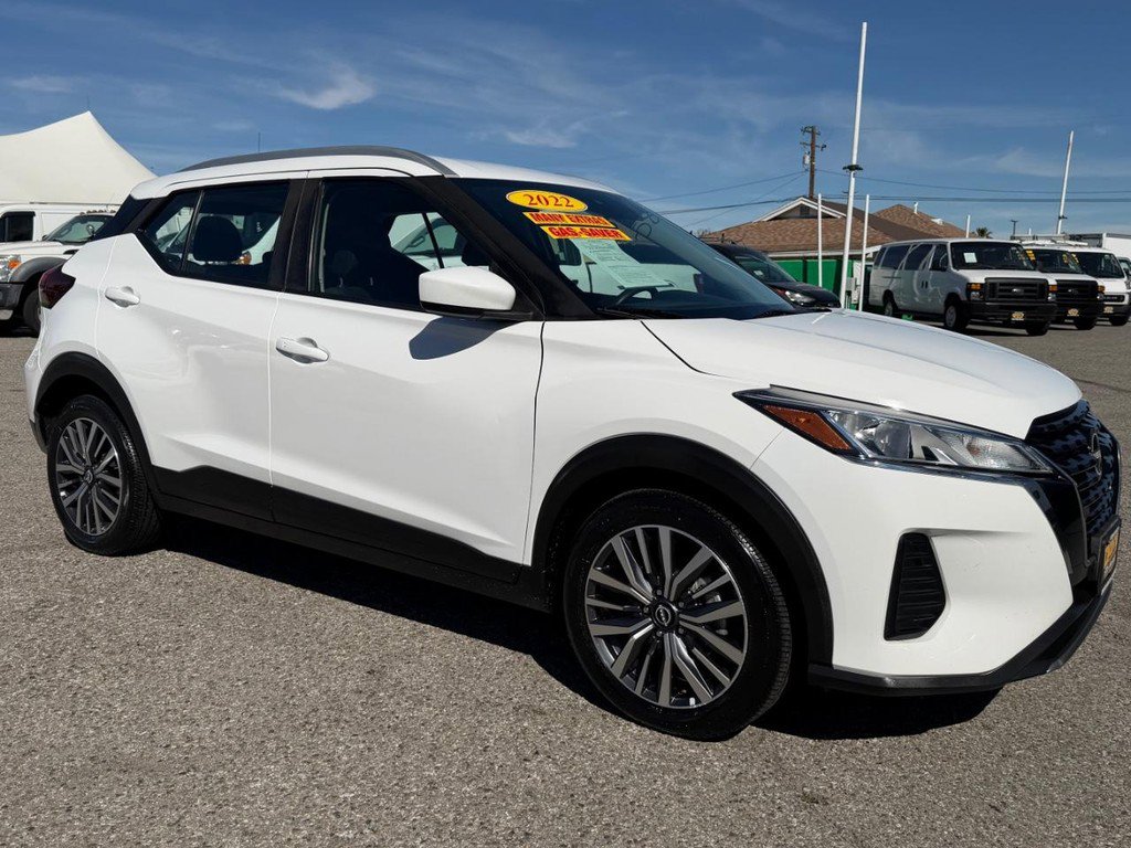 Used 2022 Nissan Kicks SV image 3