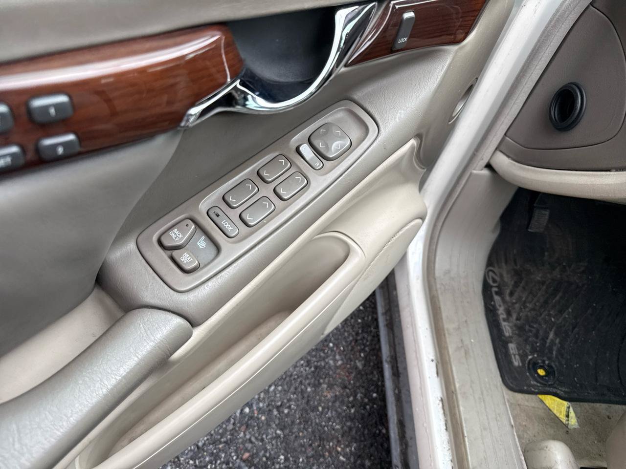 Used 2000 Cadillac De Ville DHS w/ Safety/Security Pkg FWD image 15