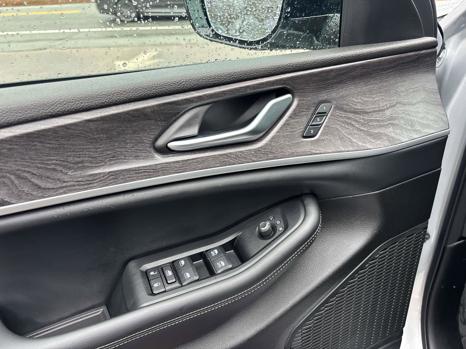 Used 2024 Jeep Grand Cherokee Limited image 14
