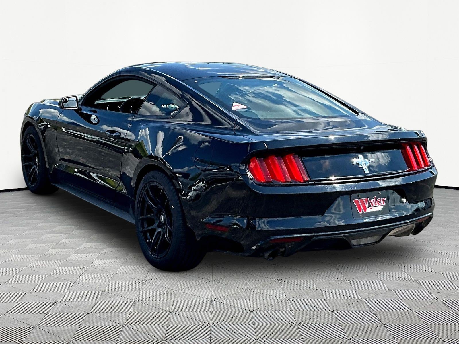 Used 2016 Ford Mustang Coupe RWD image 4