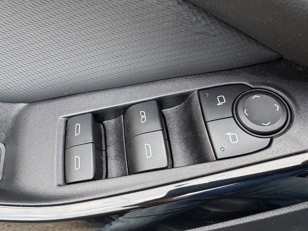 Used 2025 Chevrolet Equinox LT w/ Convenience Package II image 18