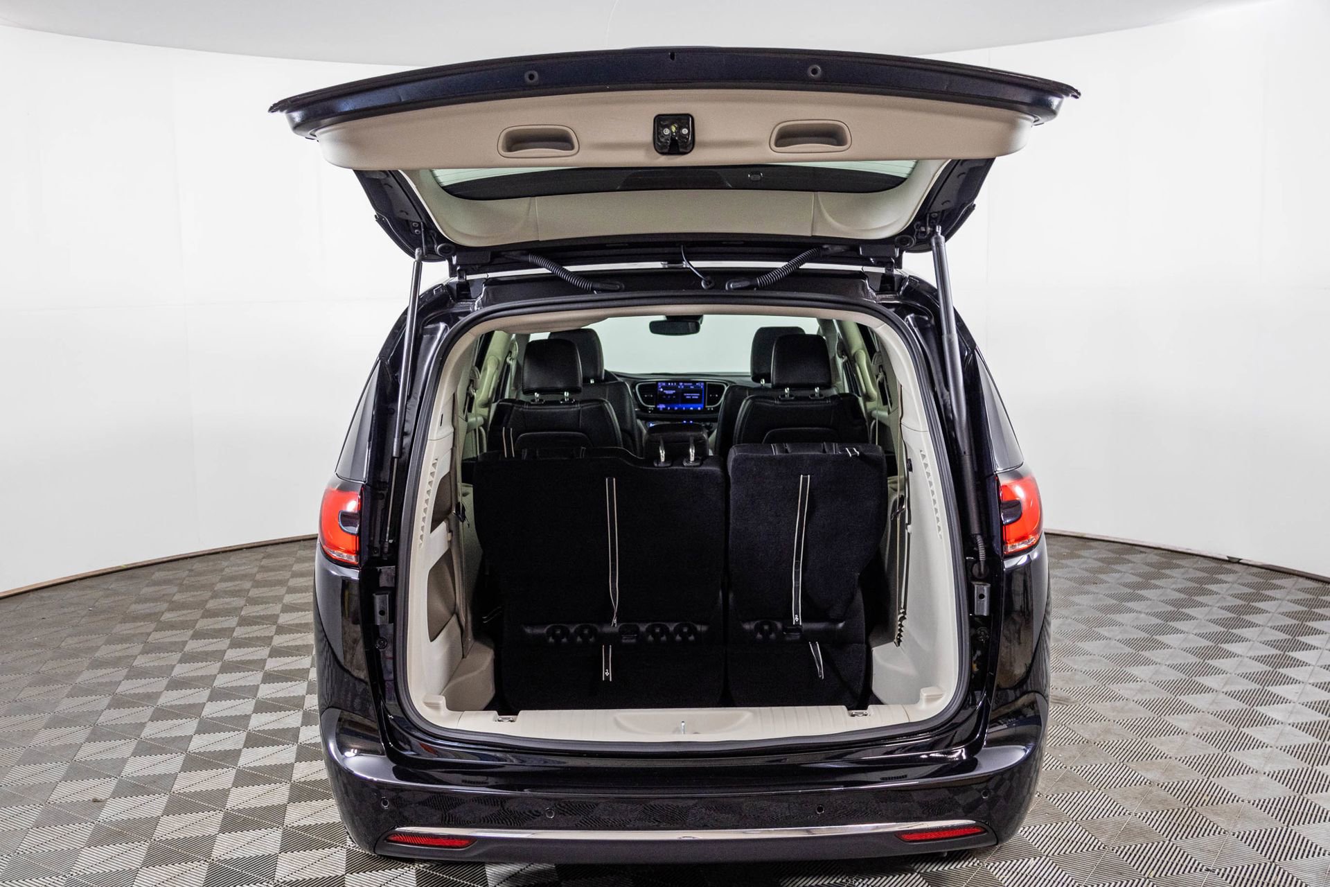 Used 2024 Chrysler Pacifica Touring-L image 37