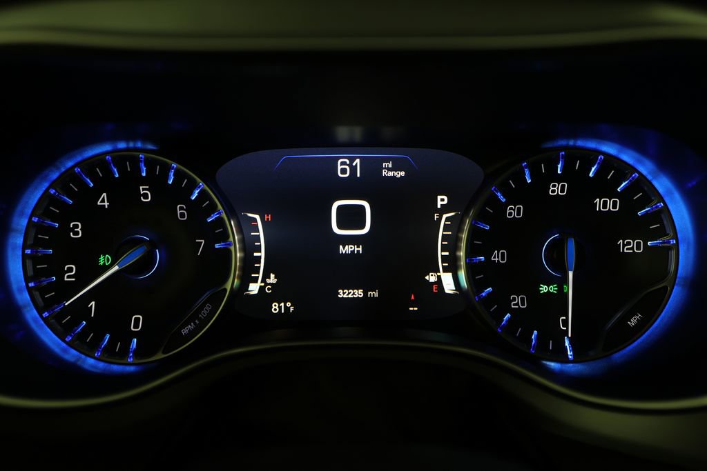 Used 2025 Chrysler Pacifica Limited FWD image 21