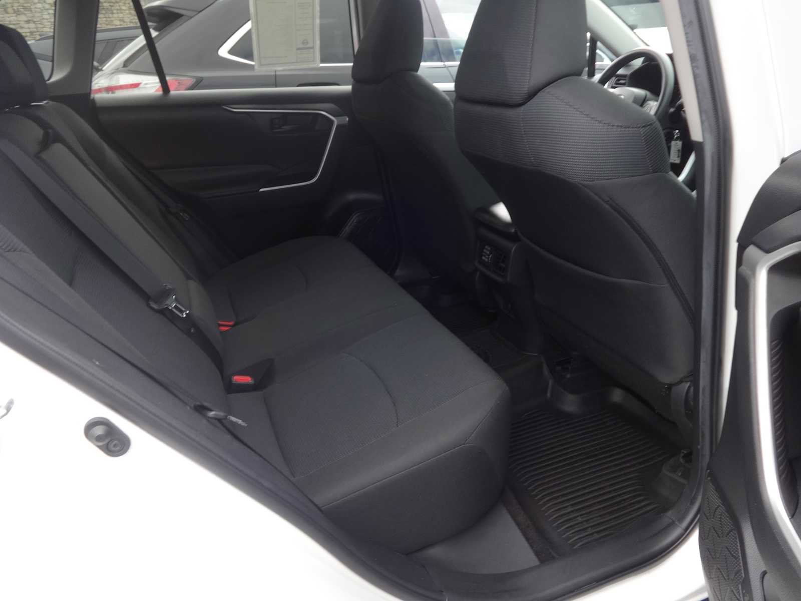 Used 2022 Toyota RAV4 LE image 11