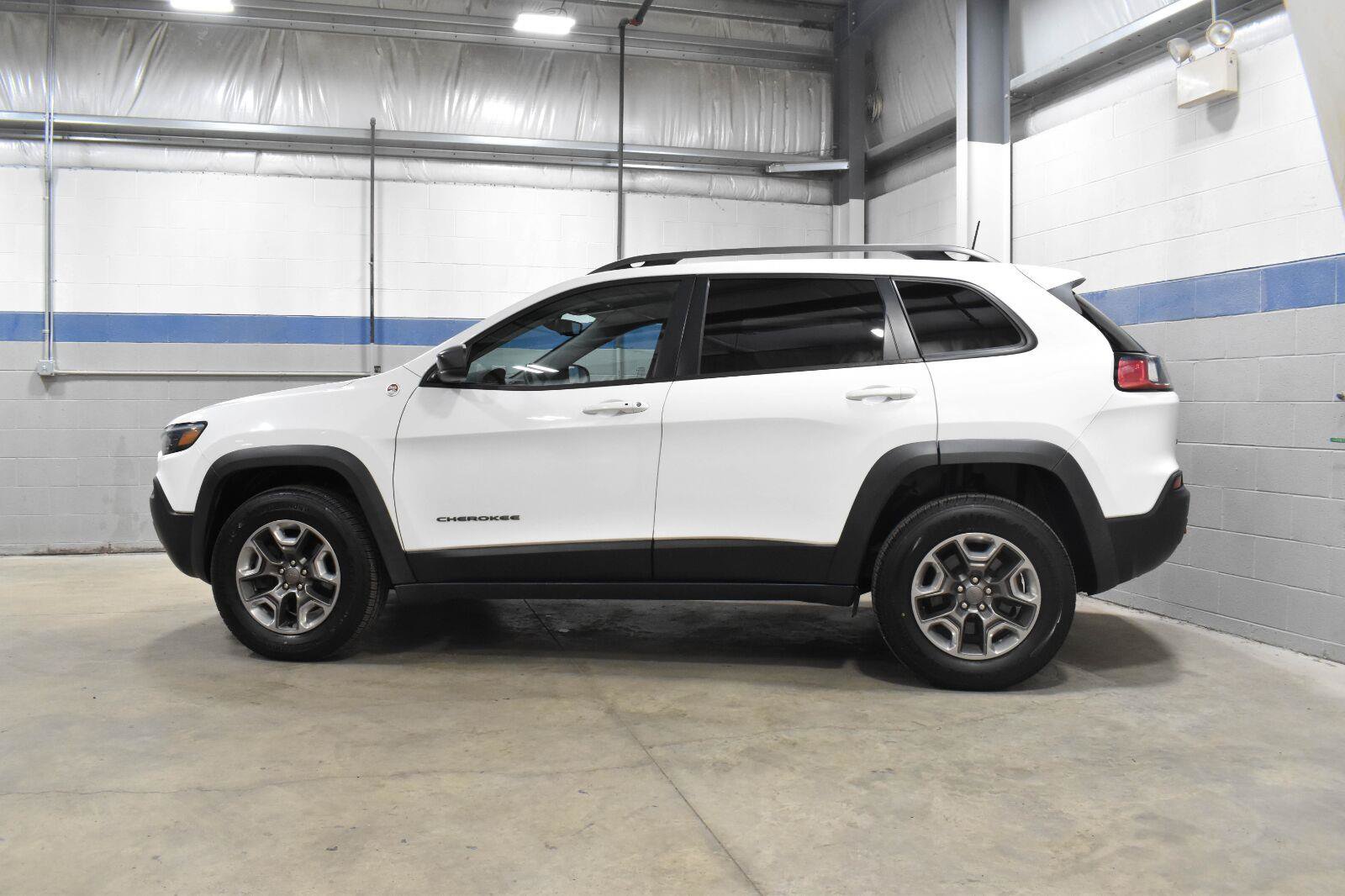 Used 2019 Jeep Cherokee Trailhawk AWD/4WD image 22