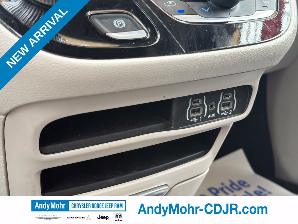 Used 2024 Chrysler Pacifica Touring-L FWD image 37